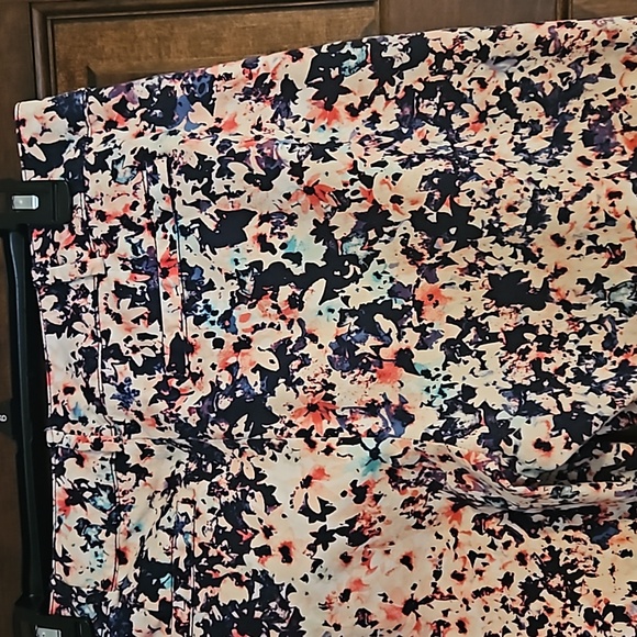 New York & Company Capris - Picture 4 of 8